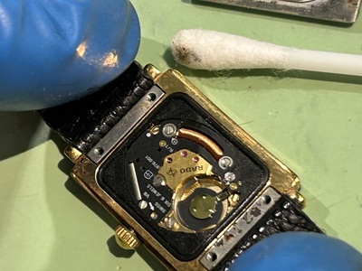 RADO 内部の清掃作業(綿棒でケア)