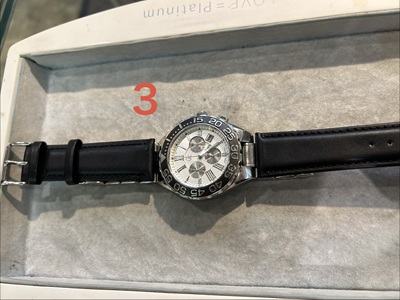 黒い革ベルトを合わせた時計の写真