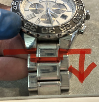 金属ベルトのロック破損箇所(矢印)