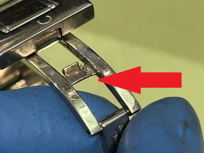 破損した金属ロックパーツの拡大写真