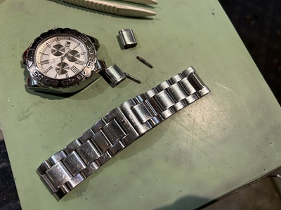 金属ベルトを外した作業途中の時計