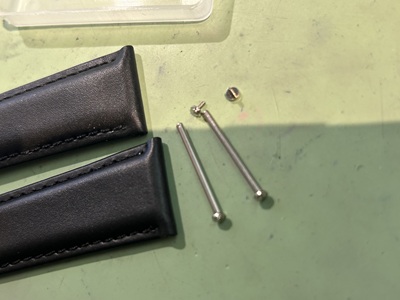 革ベルトとバネ棒などの部材一式