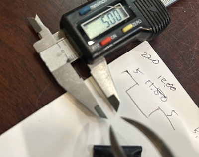 ノギスで寸法を計測する写真