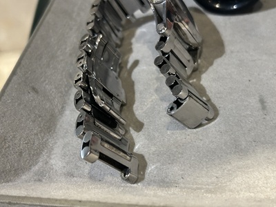 金属ブレスが外れかけている状態(ピン折れの症状)