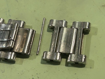 修理対象のコマとピン(部品の比較)