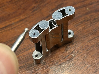 かしめ固定の連結部を上から確認したクローズアップ