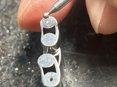 側面から穴位置を確認し下穴を作る工程