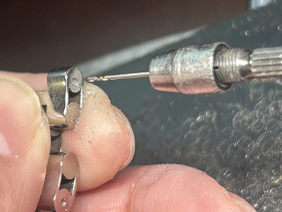 ドリルで慎重に加工している手元のアップ