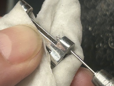 ピンを通す/押し出す作業(支え布あり)