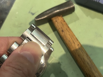 小槌で軽く調整している工程