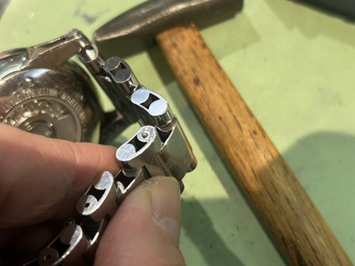 修理後のブレスを手で曲げて強度確認している様子