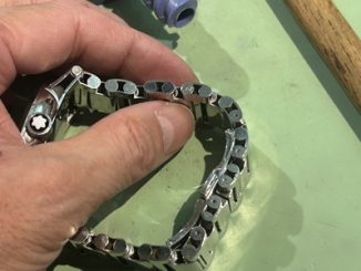 修理完了後の金属ブレス（復旧状態）