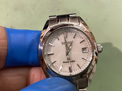 GSの裏蓋を開けたムーブメント(電池交換中