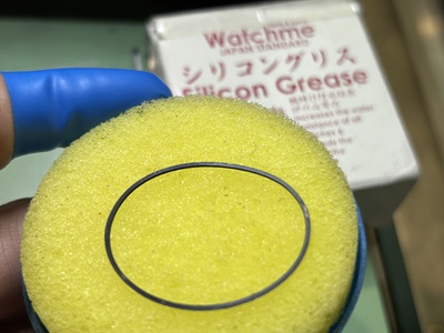 シリコングリスをなじませるためのスポンジとパッキン