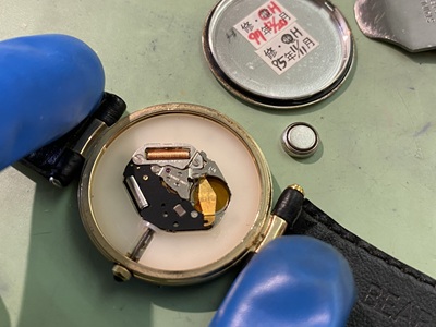 裏蓋を開けたムーブメントと交換する電池