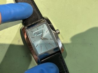 CROSSのスクエア腕時計の文字盤（電池交換前の状態確認）