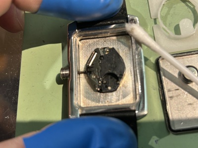 裏蓋を開けたCROSS腕時計の内部ムーブメント