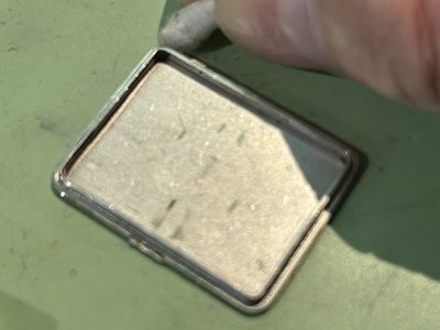 裏蓋の内側を清掃している様子