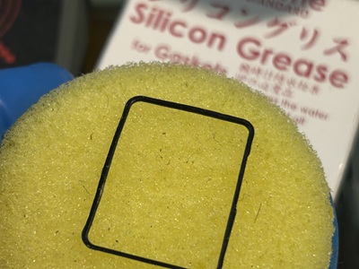シリコングリスをなじませる前の四角いパッキン