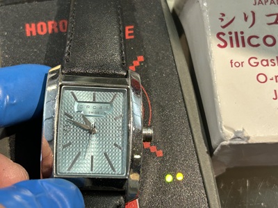 CROSSのスクエア腕時計の文字盤（動作確認中）