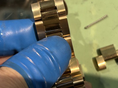 外したコマとブレスの接続部分のアップ