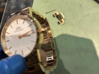 DW腕時計本体と外したコマ・ピンを並べた仕上げカット