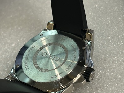 GUCCI腕時計の裏蓋(刻印とケース状態の確認)