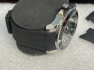 純正ラバーベルトを装着したGUCCI腕時計（サイド）