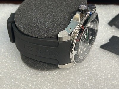 純正ラバーベルトを装着したGUCCI腕時計(サイド)