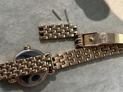 ブレスのコマを外すためにピンを準備している状態