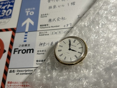 緩衝材に包まれて届いたWEDGWOODの置時計