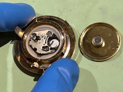 裏蓋を開けた置時計の内部ムーブメント