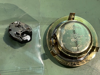 取り外したムーブメントと本体(修理方針の検討)