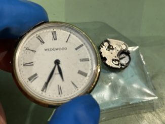 WEDGWOODの文字盤と取り外したムーブメント