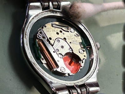 時計の裏蓋を開けた様子