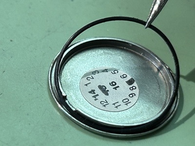 裏蓋に張り付いているパッキン