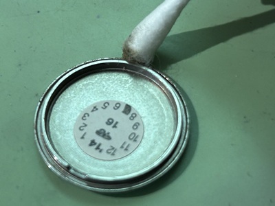 裏蓋の汚れ取り