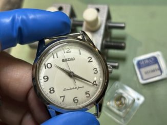 修理が完了し、美しい輝きを取り戻したセイコー「Diashock 21 jewels」のヴィンテージ腕時計。背景に修理工具が見える。