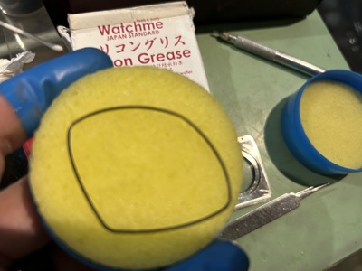 ムーブメントの細部確認後はパッキンの状態チェック