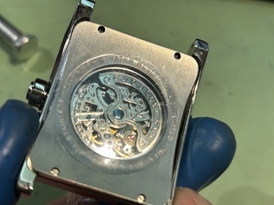 磨き上げられた時計の文字盤