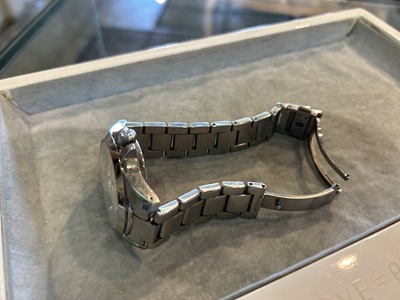 分解された金属ベルトのバックル。中留のパーツが外れている状態。