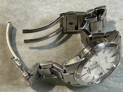 作業台に置かれた時計と修理パーツ。