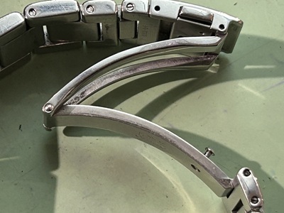 組み上がったバックルが、正常に開閉するか確認している様子。