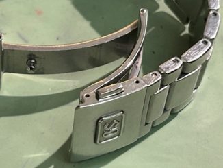 修理が完了し、きれいに繋がった金属ベルトのバックル。