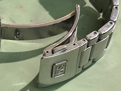 修理が完了し、きれいに繋がった金属ベルトのバックル。