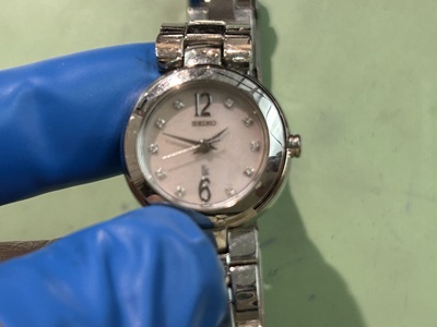 白い文字盤のミッシェル・クランの腕時計。