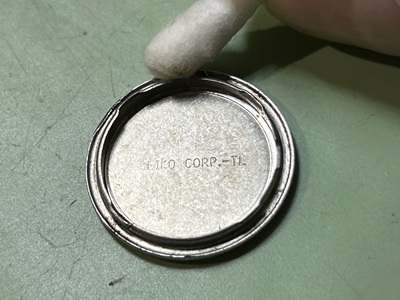 綿棒にて溝にたまった汚れを取り除きます。