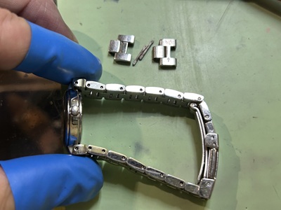 外されたベルトのコマとピン。