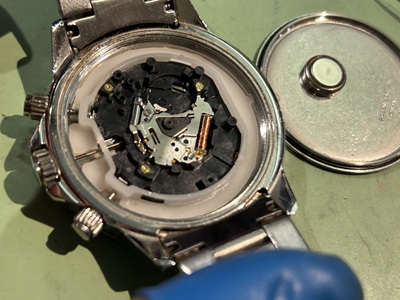 工具を裏蓋に当てている様子