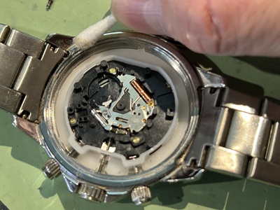 裏蓋が開いた直後の内部